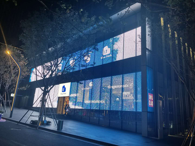 深圳P50格柵透明屏項(xiàng)目由上海智彩科技設(shè)計(jì)、安裝