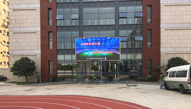 上海諾美國際學(xué)校戶外LED顯示屏由智彩科技定制、安裝