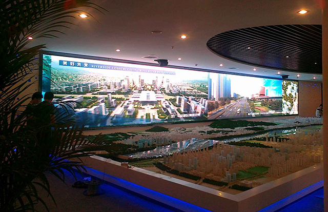 江蘇鹽城汽車商貿(mào)城展館P5室內全彩LED顯示屏由上海智彩科技設計、安裝